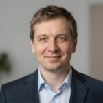 Портрет уверенного российского бизнесмена в студийном освещении для премиальных комплектаций автомобилей Ниссан Атик